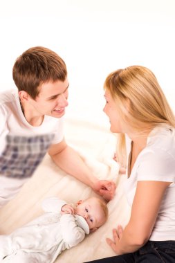 küçük mutlu bir aile: Anne, baba ve bebek yalan