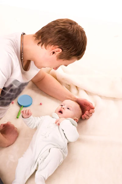 Vader speelt met zijn baby — Stockfoto
