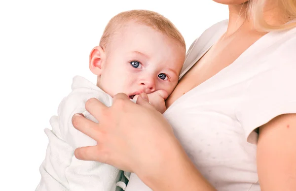 Gyönyörű fiatal anya átölelve aranyos kis bébi — Stock Fotó