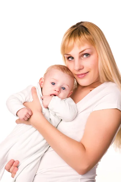 Jovem mãe bonita abraçando bebê pequeno bonito — Fotografia de Stock