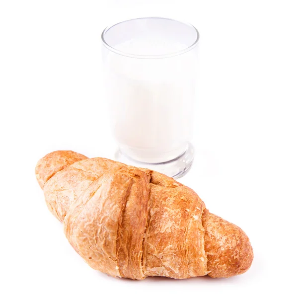 Croissant francês fresco e saboroso com copo de leite — Fotografia de Stock