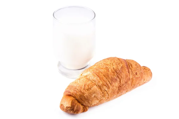 Croissant francês fresco e saboroso com copo de leite — Fotografia de Stock