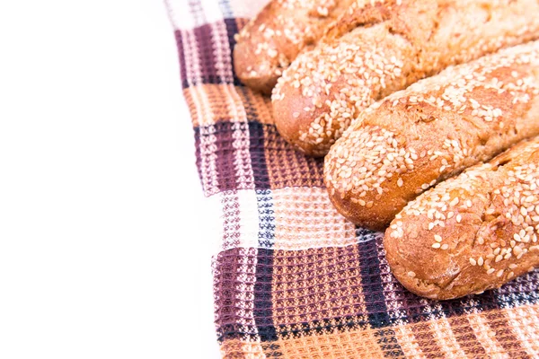 Свіжоспечені хлібні рулети з кунжутом — стокове фото