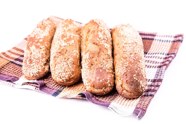 Pãezinhos acabados de assar com gergelim — Fotografia de Stock