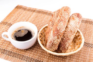 kahve ile susam ile taze pişmiş ekmek ruloları