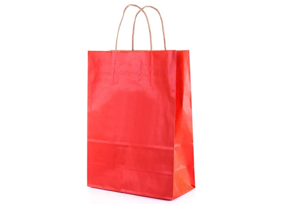 Rode papieren shopping zak geïsoleerd. winkelen concept. — Stockfoto