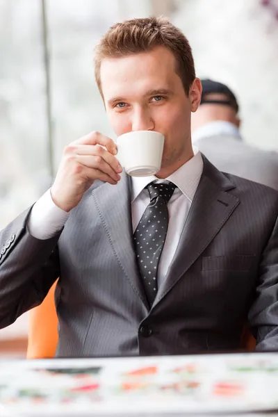 Young handsome businessman drinking coffee — Stock Photo, Image