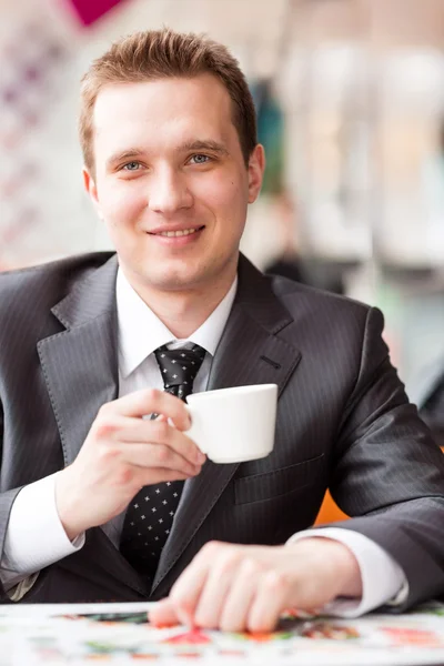 Young handsome businessman drinking coffee — Stock Photo, Image