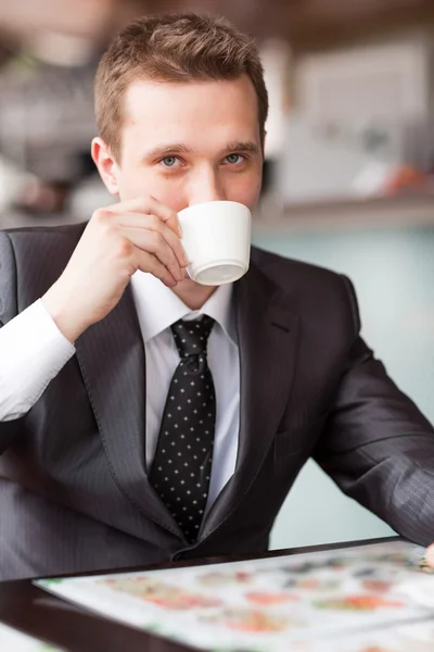 Ung stilig affärsman dricker kaffe — Stockfoto