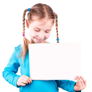 örnek metin için beyaz kart tutan gülümseyen kız