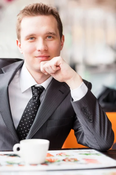 Ung stilig affärsman dricker kaffe — Stockfoto