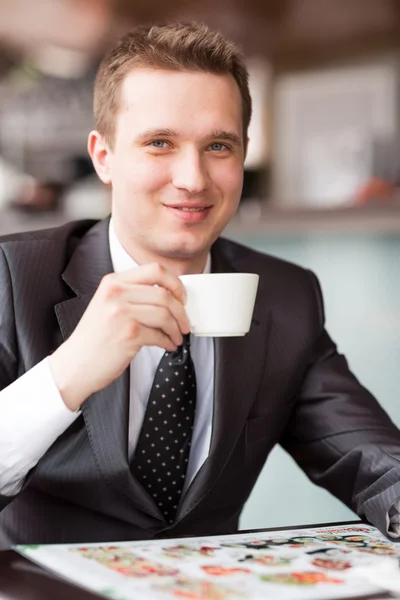 Ung stilig affärsman dricker kaffe — Stockfoto