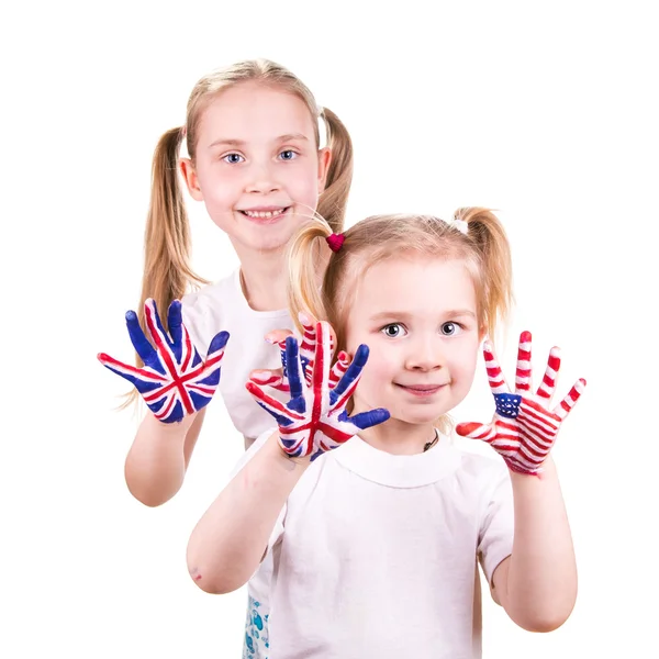 Amerikaanse en Engelse vlaggen op kind handen. — Stockfoto