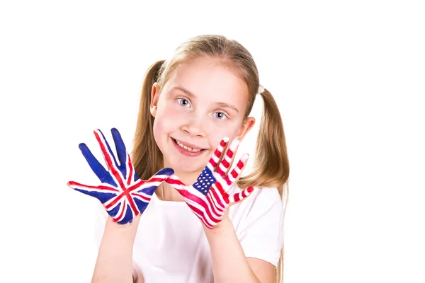 Amerikaanse en Engelse vlaggen op kind handen. — Stockfoto