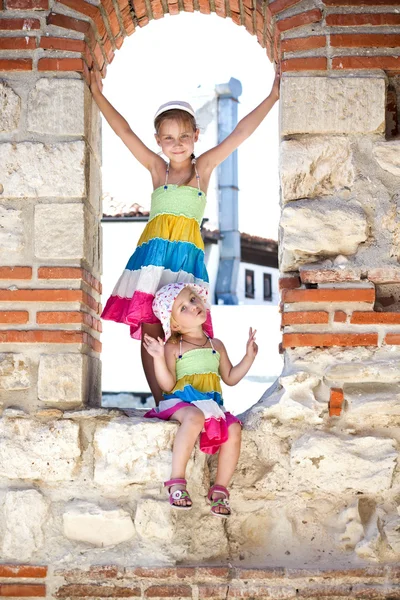 Belle bambine in antiche rovine del Nesebar — Foto Stock