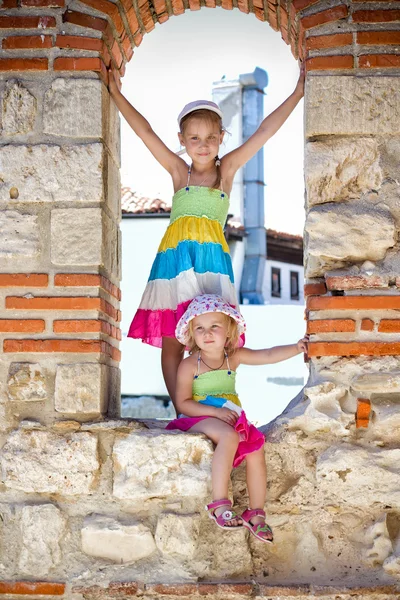 Belles petites filles dans les ruines antiques du Nesebar — Photo