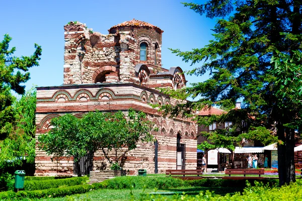 Hermosa vista sobre la Nesebar, la antigua ciudad en la costa del Mar Negro de Bulgaria . — Foto de Stock