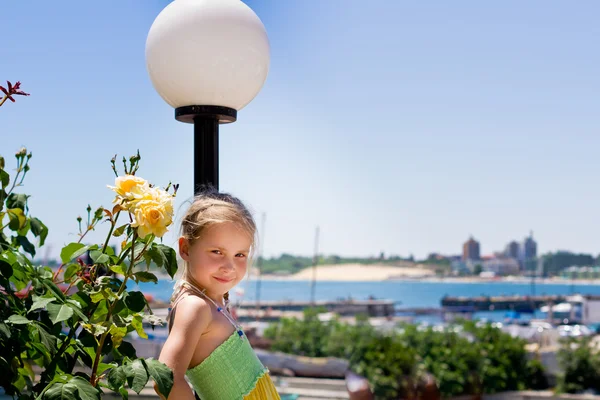 Belle petite fille au bord de la mer pendant les vacances — Photo