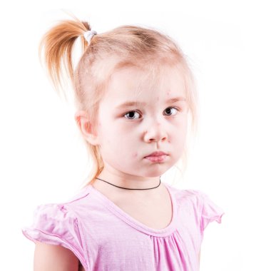 su çiçeği ile hasta küçük kız