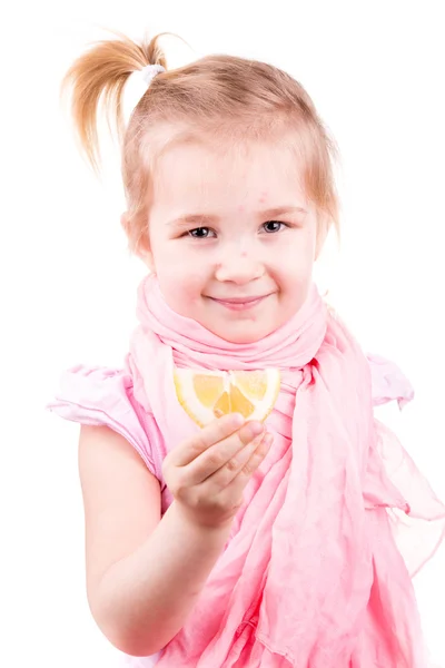 Krankes kleines Mädchen mit Windpocken isst Zitrone — Stockfoto