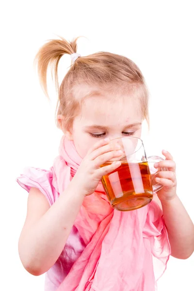 Sick little girl with chickenpox drinking tea with lemon — Stock Photo, Image