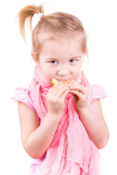 Niña enferma con varicela comiendo limón — Foto de Stock