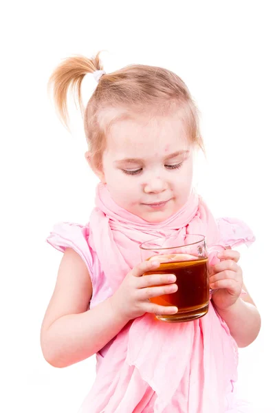 Sick little girl with chickenpox drinking tea with lemon — Stock Photo, Image