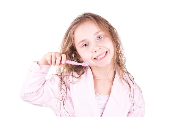 Hermosa niña sonriente feliz cepillarse los dientes después del baño, ducha Fotos De Stock