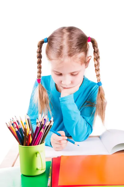 Schattige lachende meisje tekenen van een afbeelding in een schetsboek met kleurpotloden — Stockfoto