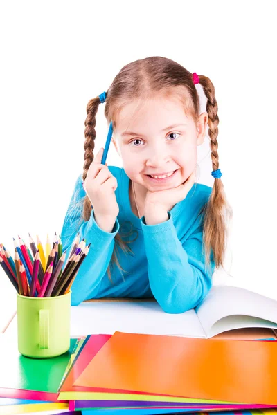 Adorabile bambina sorridente che disegna un disegno in un quaderno con matite colorate — Foto Stock