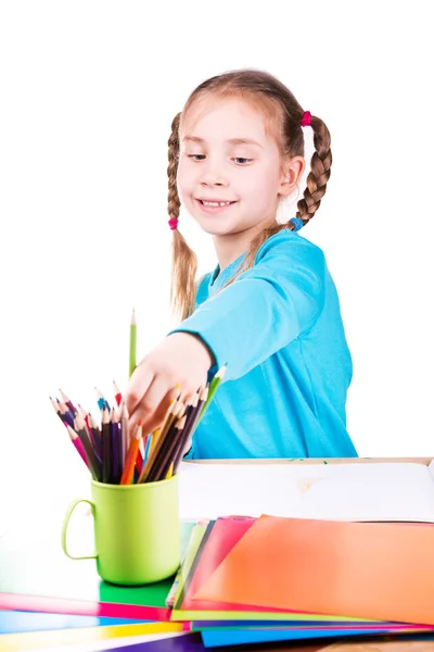 Adorable niña sonriente dibujando un dibujo en un cuaderno de bocetos con lápices de colores —  Fotos de Stock