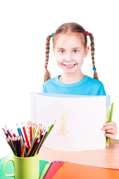 Entzückendes kleines lächelndes Mädchen, das mit Buntstiften ein Bild in einem Skizzenbuch zeichnet — Stockfoto