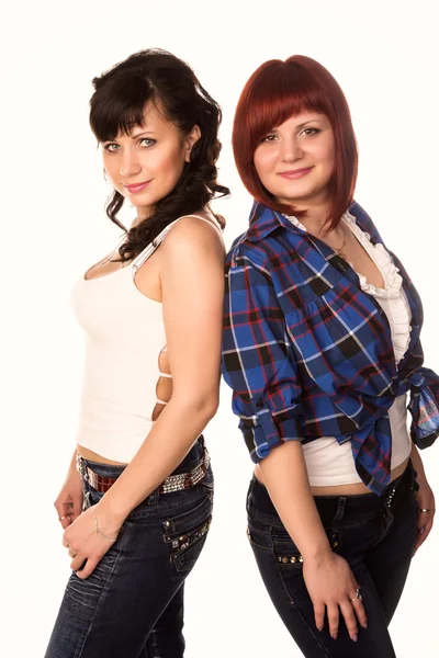 Duas meninas bonitas casuais usando jeans sorrindo — Fotografia de Stock