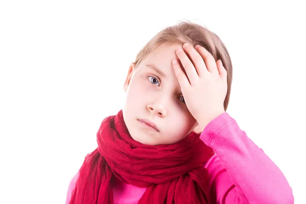 Niña enferma midiendo la temperatura y comprobando su frente — Foto de Stock