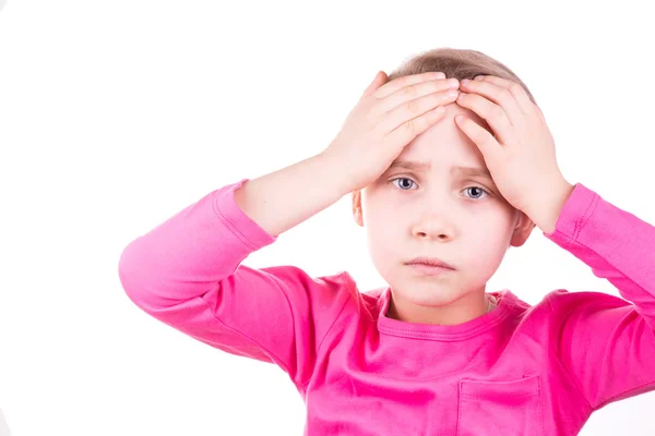 Unglücklich trauriges kleines Mädchen mit Kopfschmerzen — Stockfoto