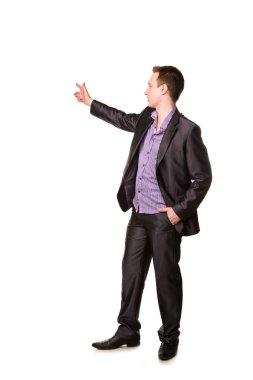 mutlu genç dostça gülümseyen iş adamı işaret parmağı