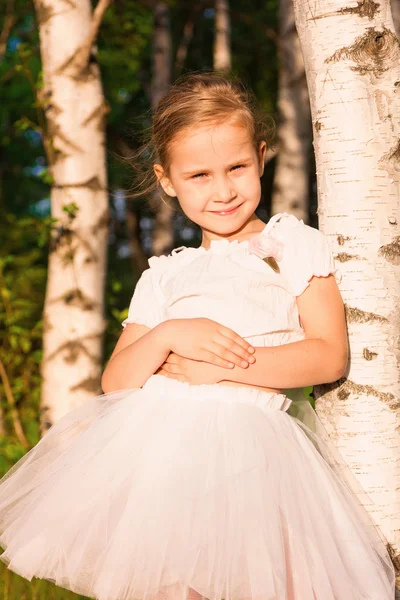 Schönes kleines Mädchen im Wald bei Birke — Stockfoto