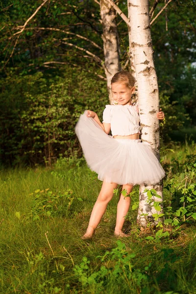 Vacker liten flicka i skogen nära Björk — Stockfoto