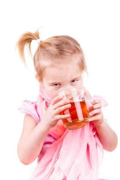 Sick little girl with chickenpox drinking tea with lemon — Stock Photo, Image