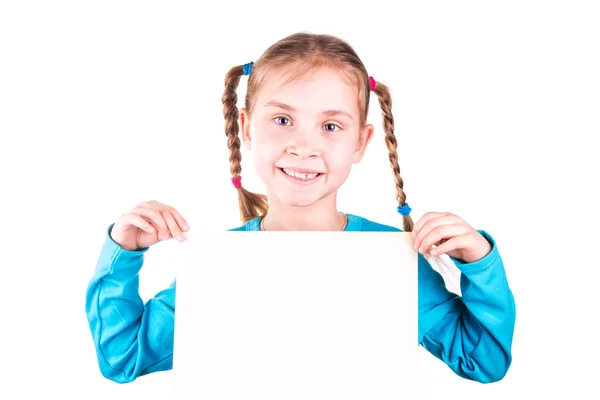 Sonriente niña sosteniendo la tarjeta blanca para usted muestra de texto — Foto de Stock