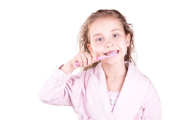 Linda menina sorridente feliz escovando os dentes após o banho, chuveiro — Fotografia de Stock