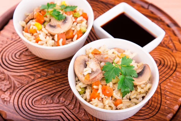 Nasi dengan sayuran dan jamur dengan kecap — Stok Foto