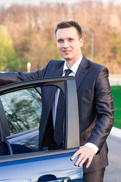 Przystojny młody biznesmen, w pobliżu jego nowy samochód — Zdjęcie stockowe