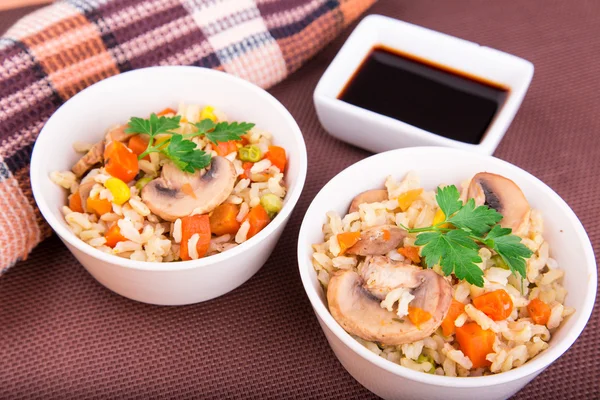 Nasi dengan sayuran dan jamur dengan kecap — Stok Foto