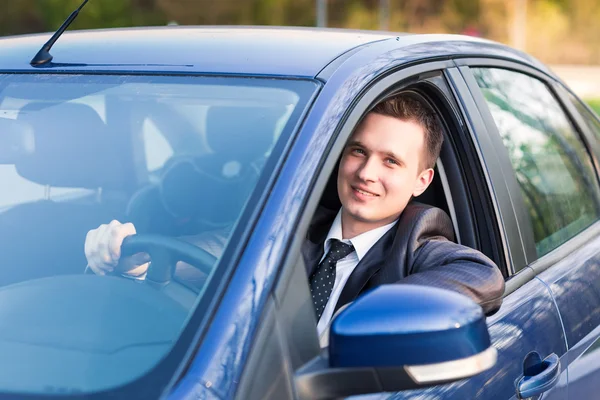 Guapo joven hombre de negocios en su nuevo coche —  Fotos de Stock