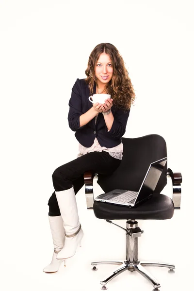 Hermosa mujer de negocios con taza de café en una silla con lapto —  Fotos de Stock