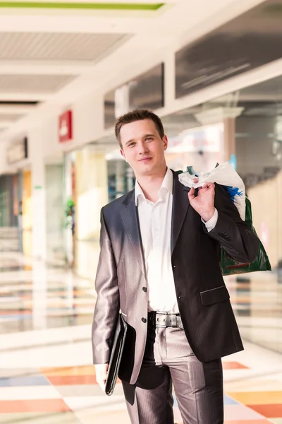 Jeune homme attrayant faisant du shopping au magasin — Photo