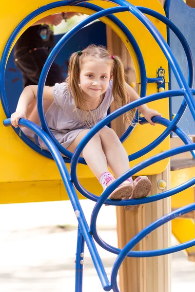 Hermosa niña en el patio al aire libre — Foto de Stock