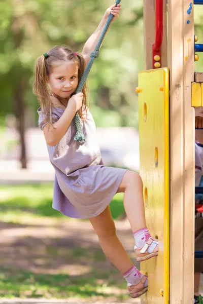 Bella bambina sul parco giochi all'aperto — Foto Stock