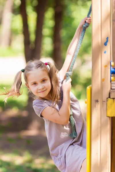 Bella bambina sul parco giochi all'aperto — Foto Stock